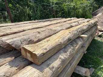 Kresané drevo zo stareho domu