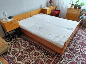 postele zo svetlého lesklého lakovaného dreva, cca 200x80 cm - 1