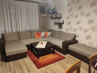 REZERVOVANÝ.