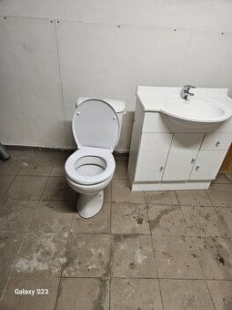 Záchod, skrinka s umývadlom, radiátor