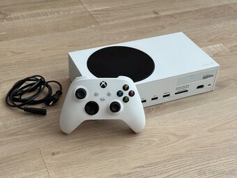 Xbox Series S — takmer nový, so psím umeleckým ovládačom