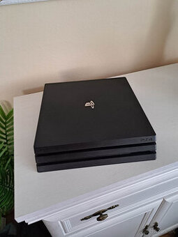 PS4 pro s 2 ovládačmi a kopou hier, čítaj