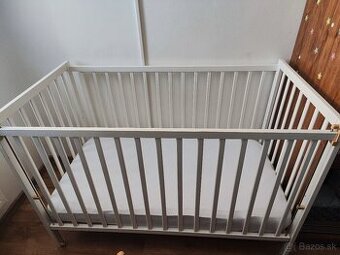 Detská postieľka so spúšťacou bočnicou