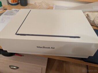 Krabica od Apple MacBook Air, nálepky