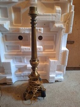 Elegantná vysoká mosadzná lampa