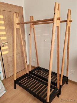 Vešiak na šaty s policou na topánky DREVENÝ