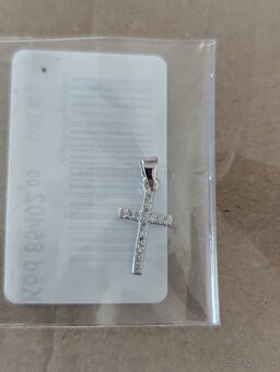 Strieborný prívesok - krížik, číre okrúhle zirkóny