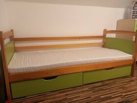 Predám drevenú postel s matracom+koberec - 1