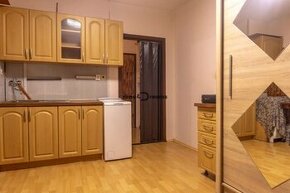 Na predaj: 1 izbový byt v Leviciach + BALKON + PIVNICA