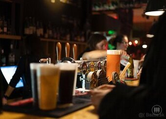 Barman/barmanka v Tabačke