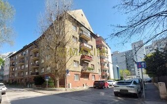 V tehlovom bytovom dome garsónka na ulici Belehradská v Brat