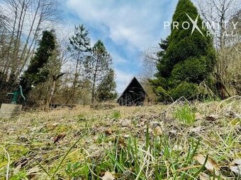 NA PREDAJ: Rozľahlá záhrada s drevenou chatou v nádhernom pr