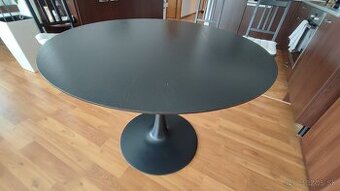 Jedalensky okruhly stol