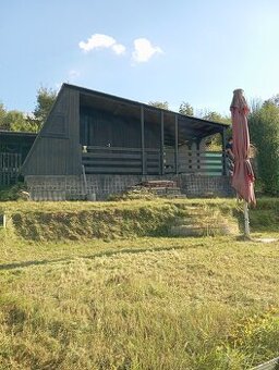 Chatka so záhradou