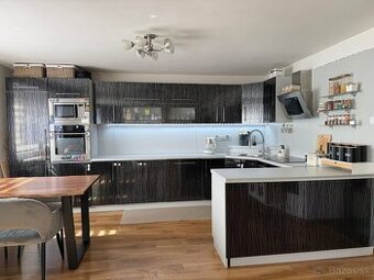 Kuchynská linka so spotrebičmi