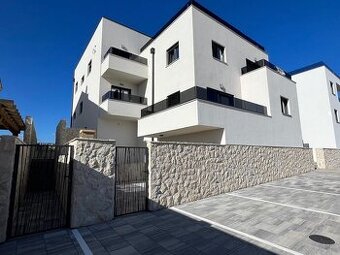 3-izboý apartmán v novostavbe s výhľadom na more /Chorvátsko