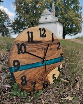 Menšie nástenné hodiny s epoxidom