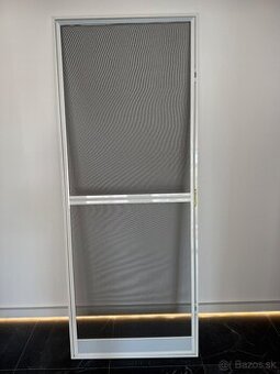 Sieťka proti hmyzu s rámom na balkónové dvere