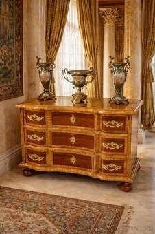 Zámecká šuplíková komoda zdobená bronzem