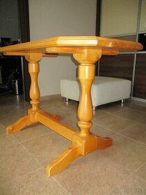 Drevený  stôl