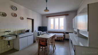 RODINNÝ DOM, GARÁŽ a POZEMOK 765m2 +1310 m2 MODROVKA - NMNV