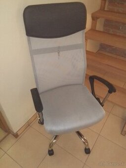 kreslo plus stolík