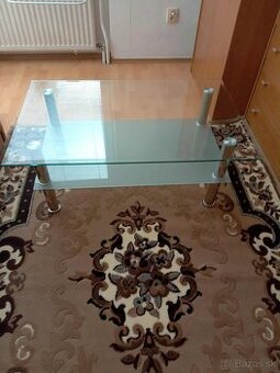 Konferenčný stolík a koberec