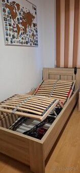 Posteľ s polohovateľným roštom