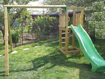 Drevený domček, hojdačka, šmykľavka, pieskovisko