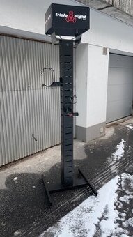 Konzolovy stojan na prilby do prevadzky