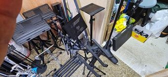 Stojany na mikrofóny, svetla, mix pulty, noty atď.