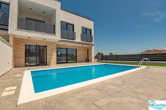☀Vodice(HR)-novopostavená vila, záhrada, bazén, výhľad na mo