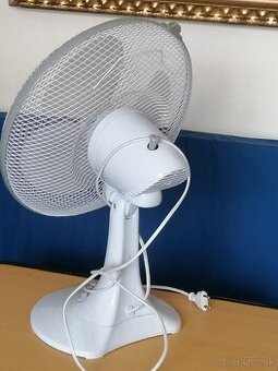 Stolný ventilátor oscilujúci