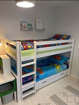 Poschodová posteľ s matracmi a zásuvkou