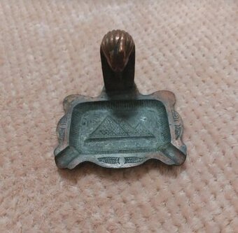 Starý retro mosadzný popolník Egypt pyramída