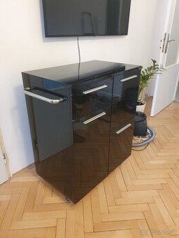 Barová komoda na kolieskach