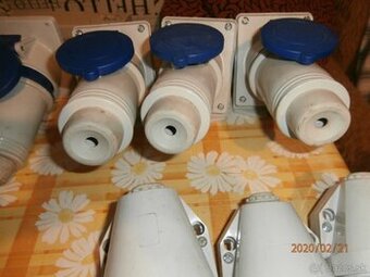 Zasuvky a zastrčky 16A,32A na 220V a 500V/7h.