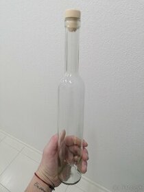 Vysoké sklenené fľaše