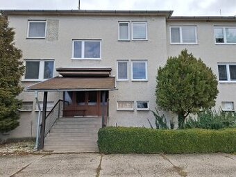 Trojizbový byt s balkónom v pokojnej lokalite obce Buzitka