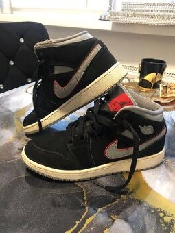 Jordan 1 Mid