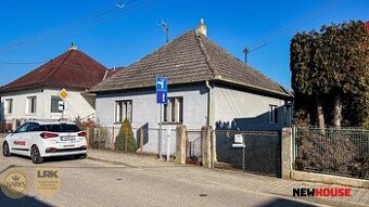 Rodinný dom v pôvodnom stave s rovinatým pozemkom a potenciá