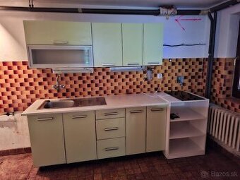 Kuchynská linka v zachovalom stave