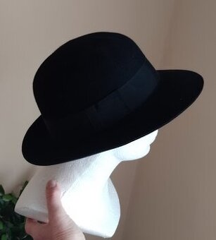 Dámsky čierny klobúk zn. TONAK