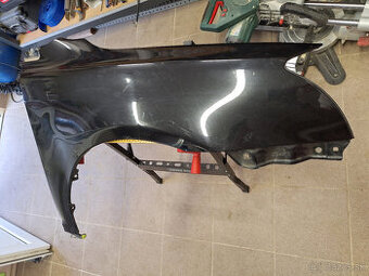 pravý predný blatník Toyota Avensis T25, r.v. 2005-2009