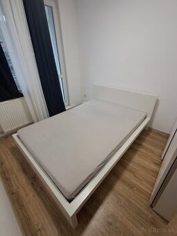 Biela ikea posteľ 140tka