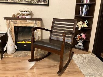 Masívne hojdacie drevené kreslo