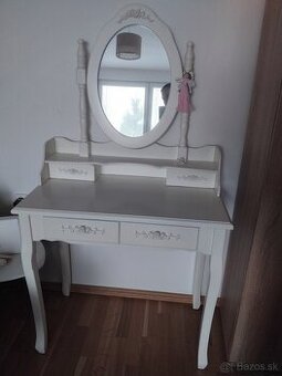 Kozmetický stolík so zrkadlom