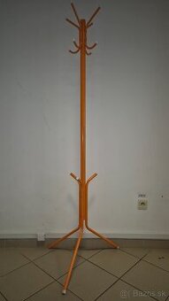 Kovový stojanový  vešiak v oranžovej farbe: