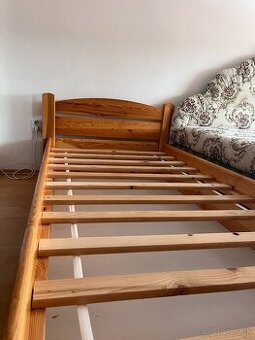 Drevená posteľ