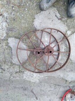 Staré koleso na dekoráciu